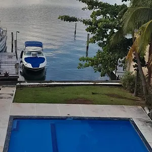 https://large-penthouse-on-lagoon-fantastic-views-across-from-beach.quintano-roohotels.com
